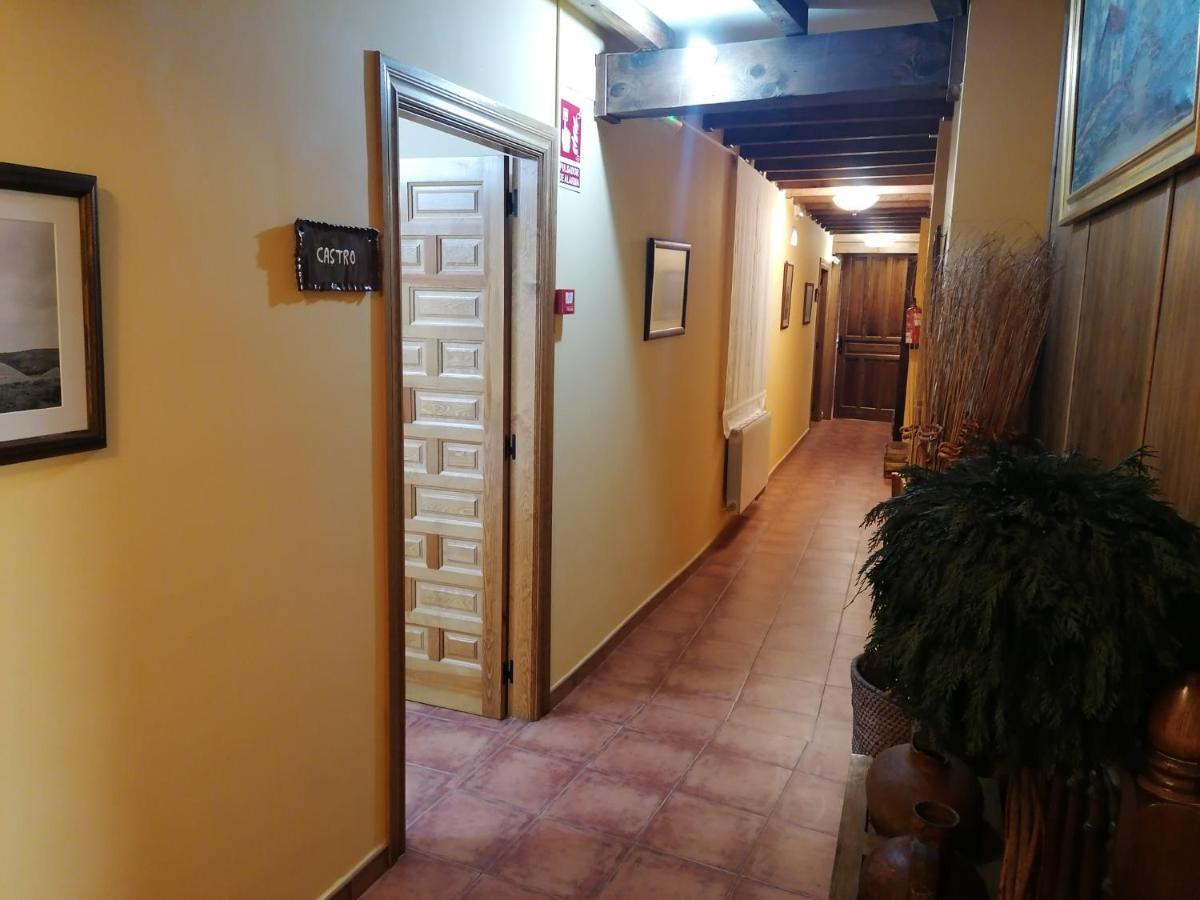 Apartamentos Turisticos Villa Y Corte Ampudia Bagian luar foto