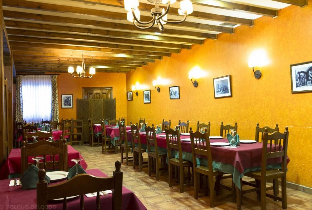 Apartamentos Turisticos Villa Y Corte Ampudia Bagian luar foto