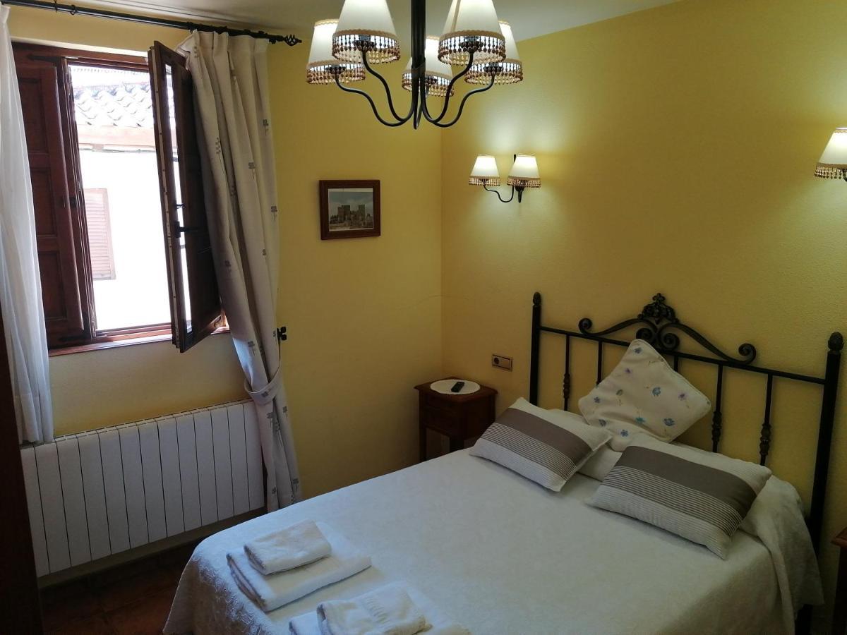 Apartamentos Turisticos Villa Y Corte Ampudia Bagian luar foto