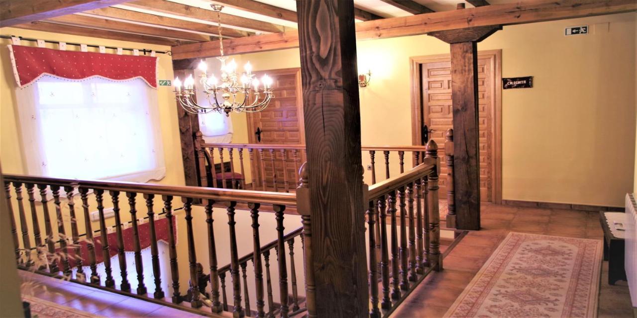 Apartamentos Turisticos Villa Y Corte Ampudia Bagian luar foto