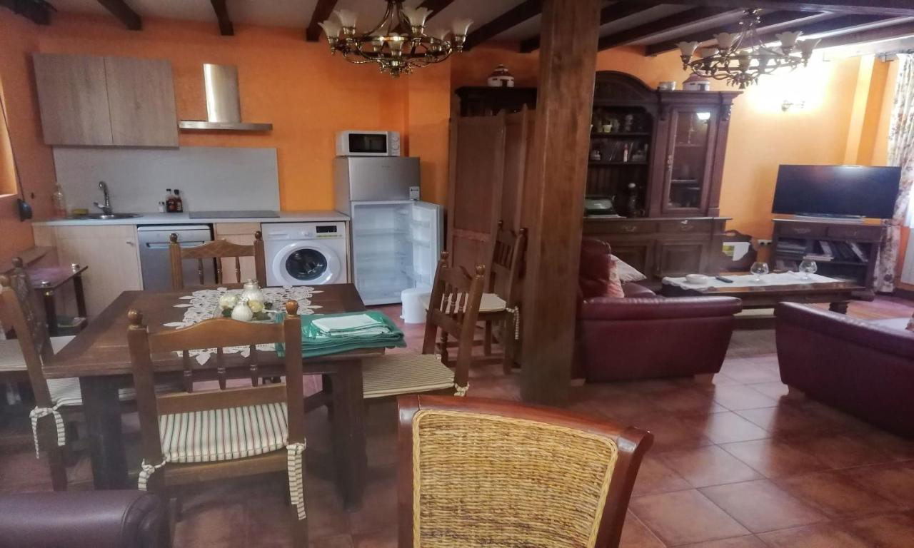 Apartamentos Turisticos Villa Y Corte Ampudia Bagian luar foto