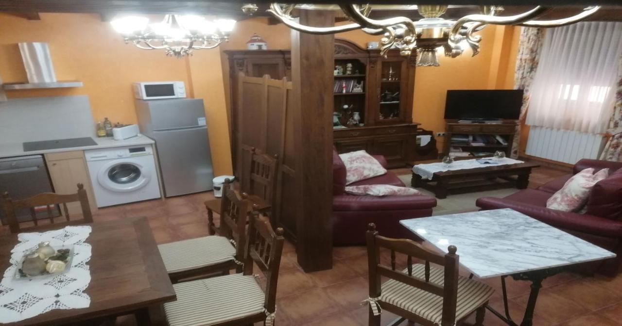 Apartamentos Turisticos Villa Y Corte Ampudia Bagian luar foto