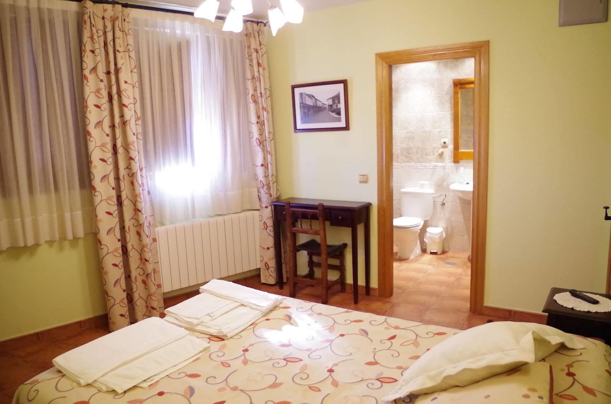 Apartamentos Turisticos Villa Y Corte Ampudia Bagian luar foto