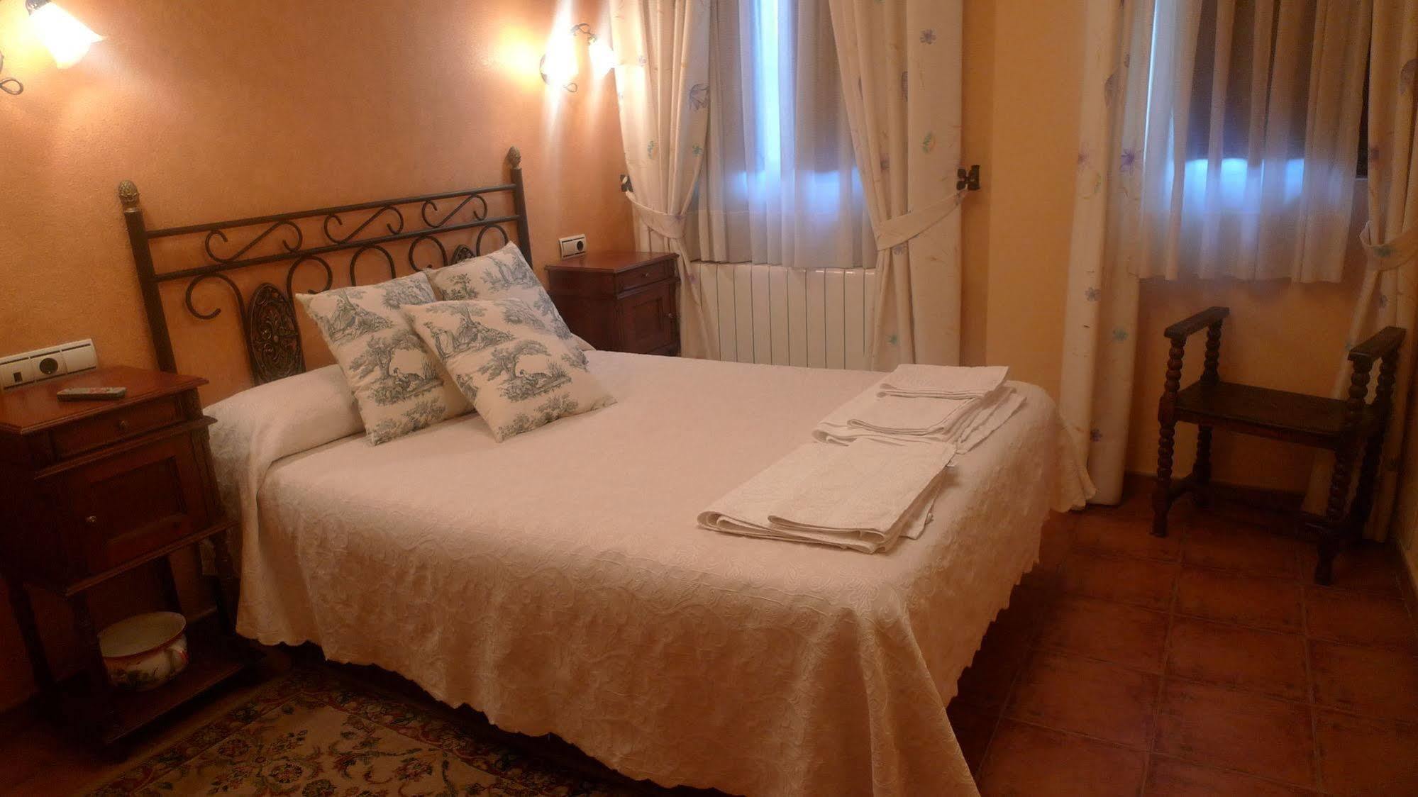 Apartamentos Turisticos Villa Y Corte Ampudia Bagian luar foto