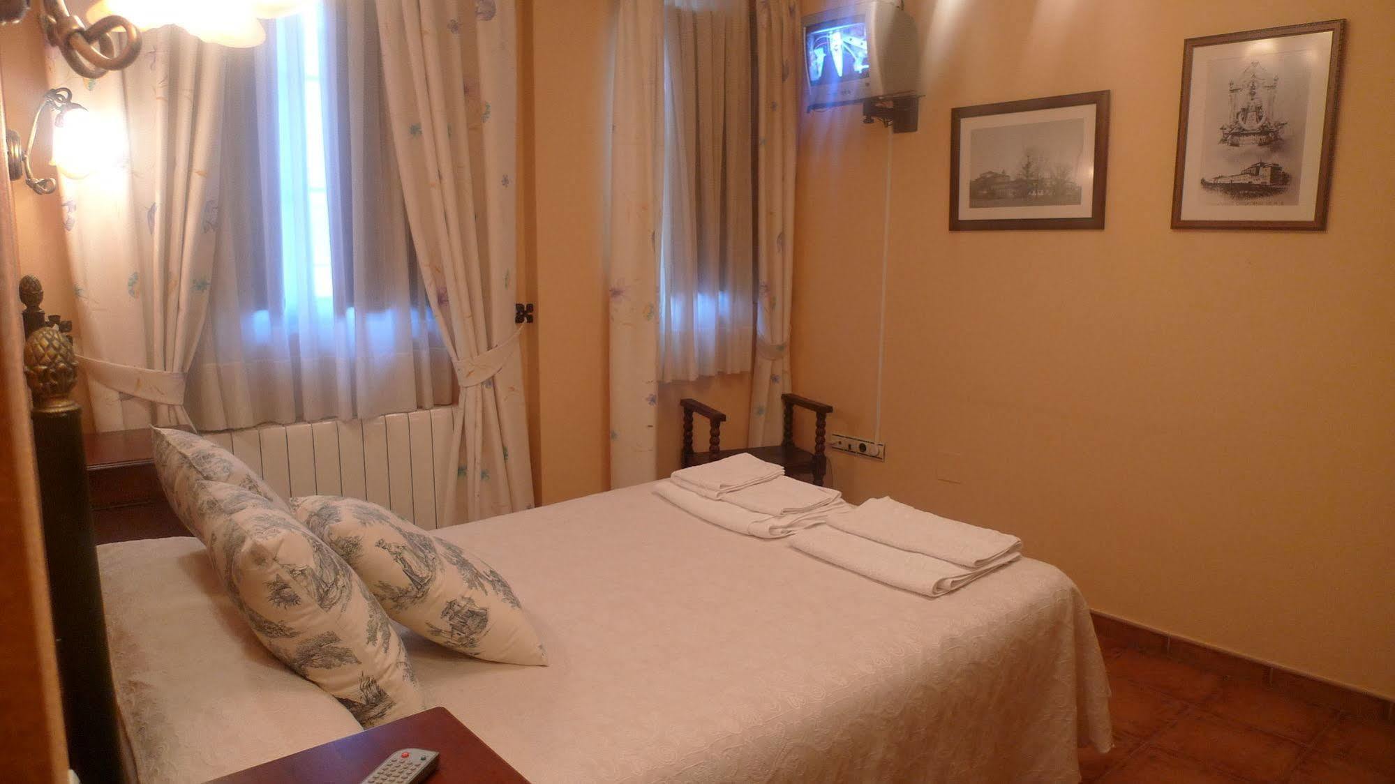 Apartamentos Turisticos Villa Y Corte Ampudia Bagian luar foto