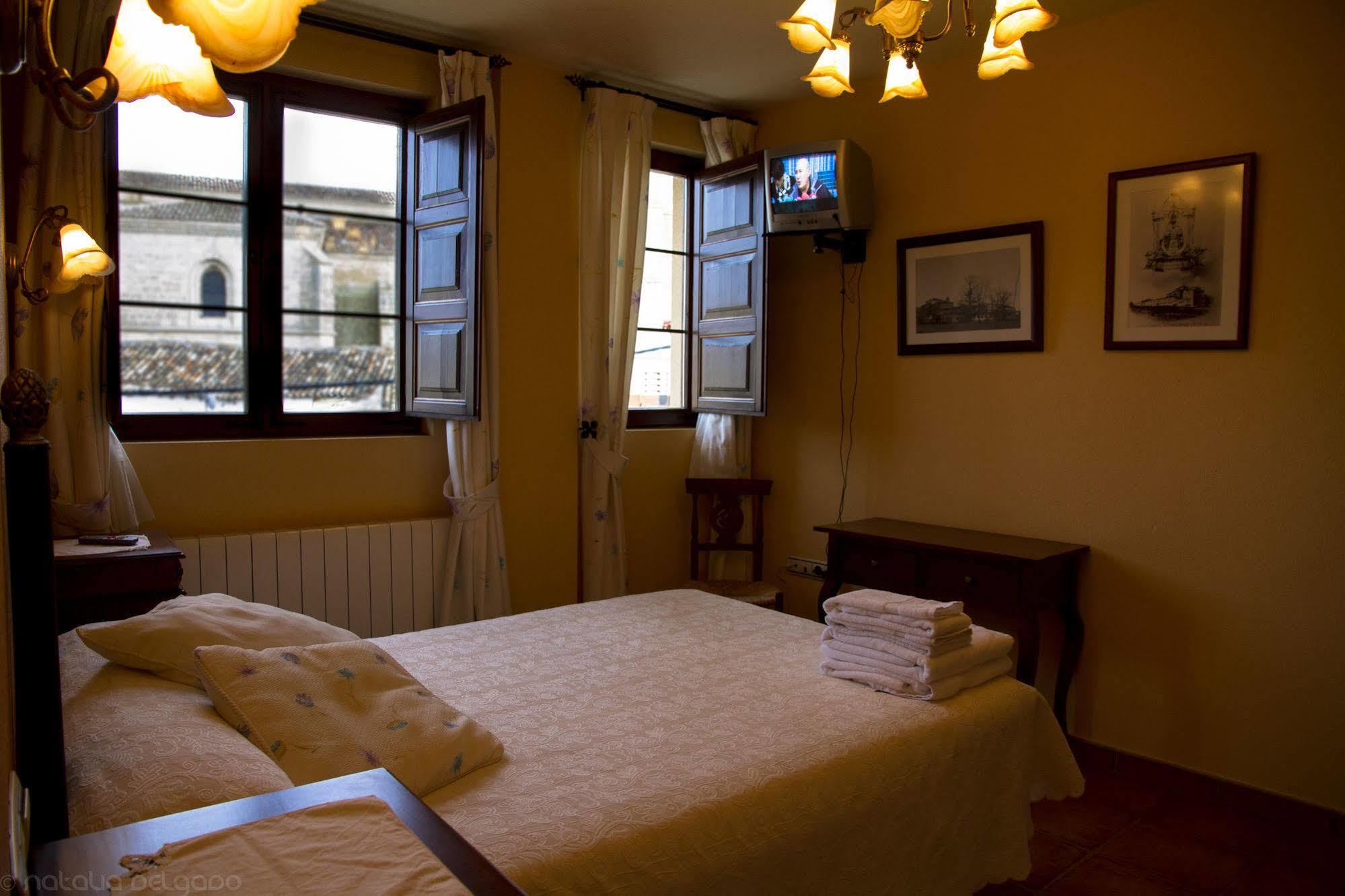 Apartamentos Turisticos Villa Y Corte Ampudia Bagian luar foto
