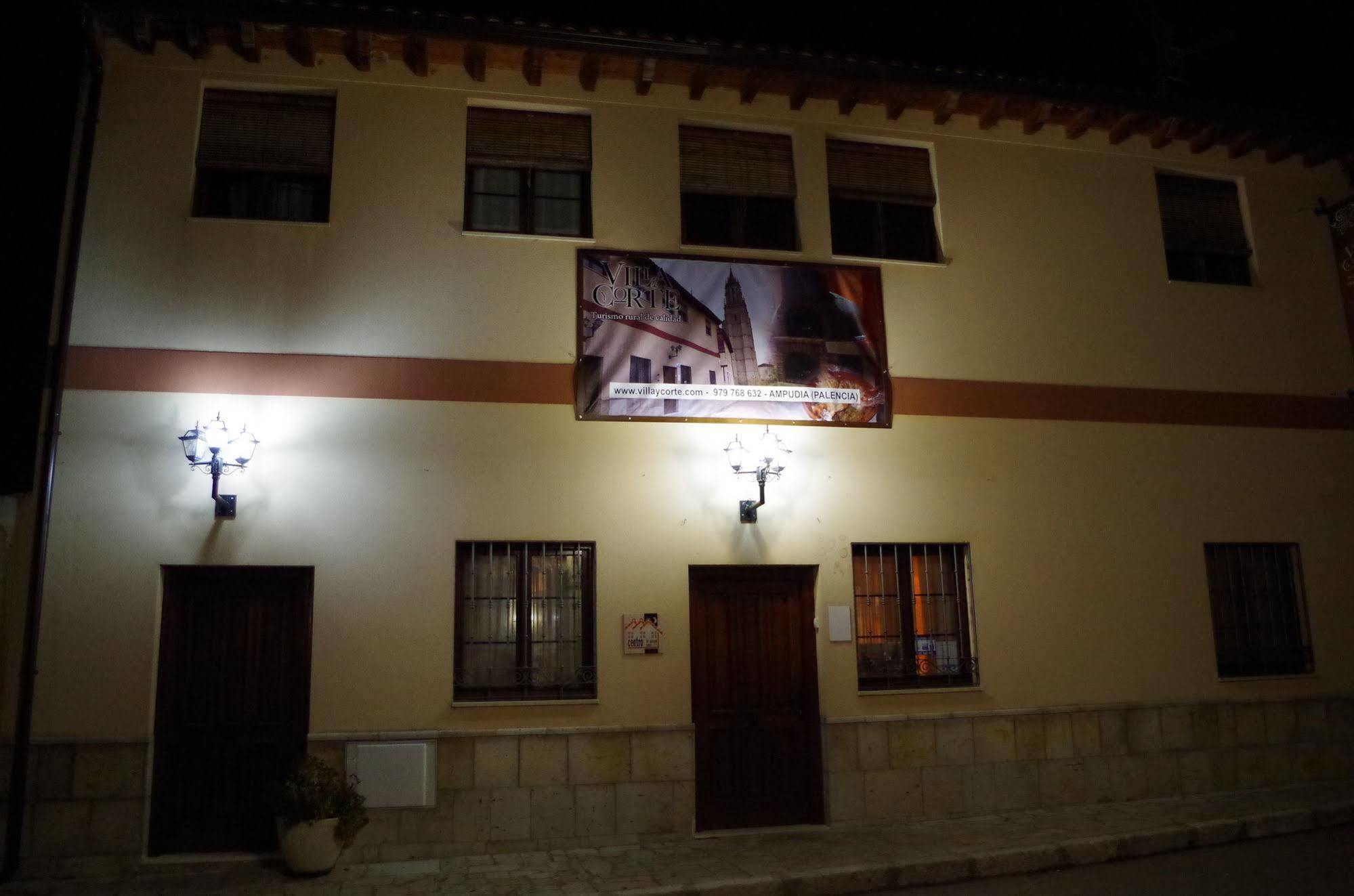 Apartamentos Turisticos Villa Y Corte Ampudia Bagian luar foto